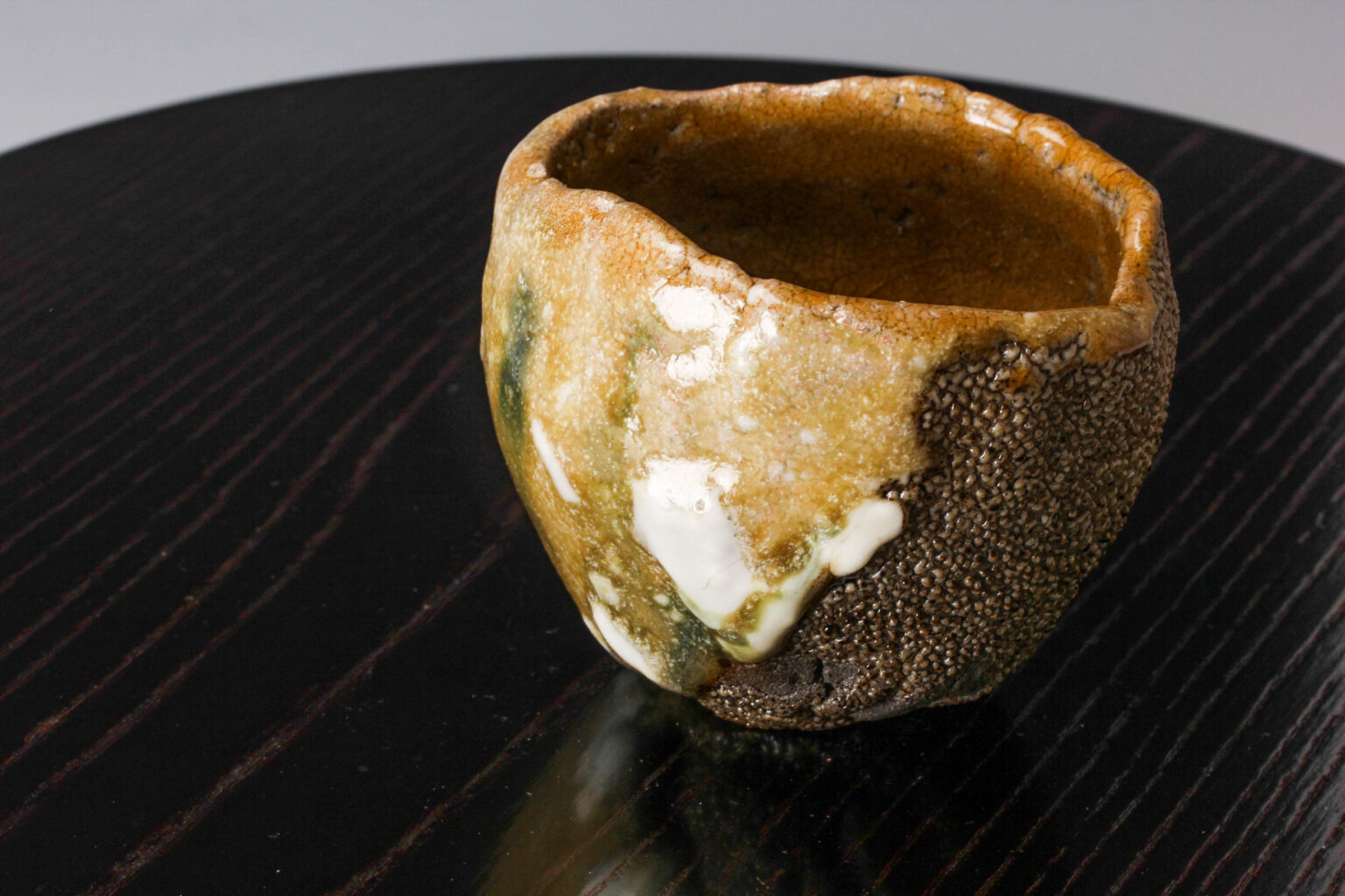 氏家昂大 黄瀬戸漆黒ぐい呑 | 古美術佳香